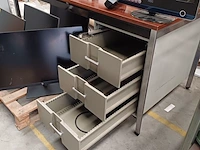 Lot 146 - bureau met 3 lades - afbeelding 2 van  3