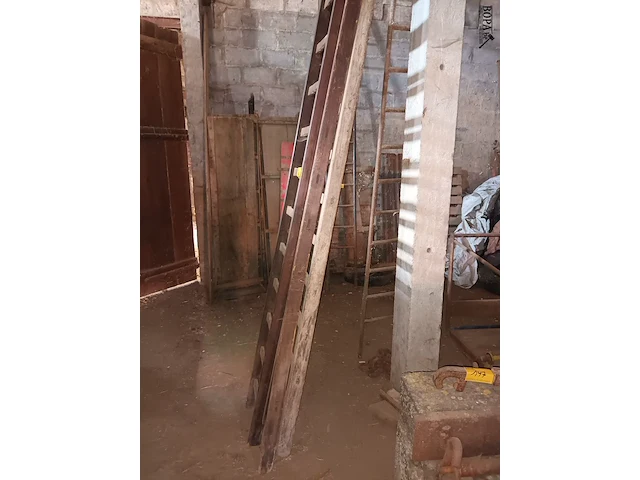 Lot 146 - houten ladder. 2 stuks - afbeelding 3 van  3