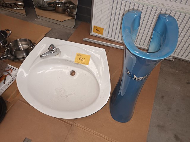 Lot 146 - lavabo op voet - afbeelding 1 van  3