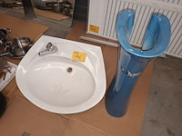 Lot 146 - lavabo op voet - afbeelding 1 van  3