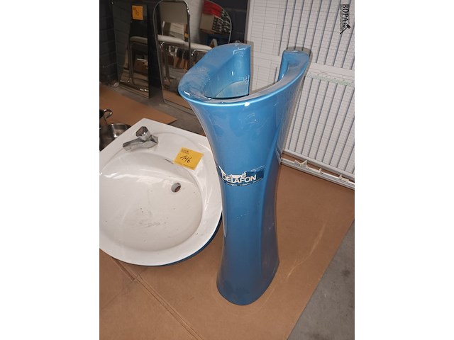 Lot 146 - lavabo op voet - afbeelding 2 van  3