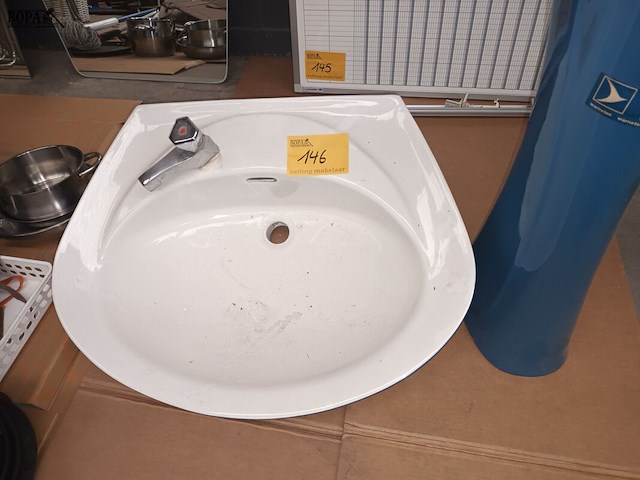 Lot 146 - lavabo op voet - afbeelding 3 van  3