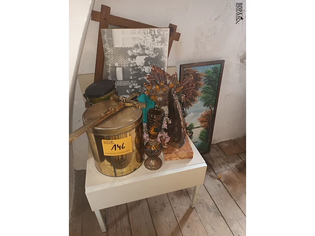 Lot 146 - nachtkastje met decoratie - afbeelding 1 van  4