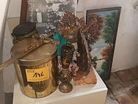 Lot 146 - nachtkastje met decoratie - afbeelding 1 van  4