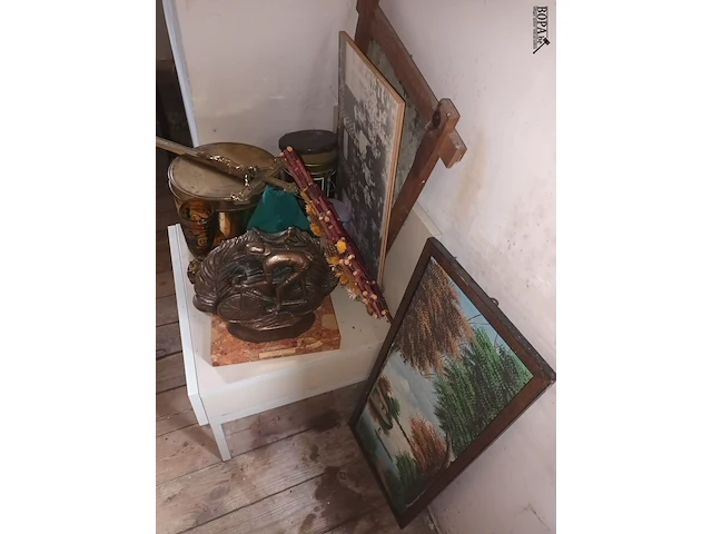 Lot 146 - nachtkastje met decoratie - afbeelding 2 van  4