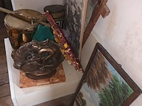 Lot 146 - nachtkastje met decoratie - afbeelding 2 van  4