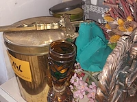 Lot 146 - nachtkastje met decoratie - afbeelding 3 van  4