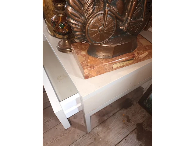 Lot 146 - nachtkastje met decoratie - afbeelding 4 van  4