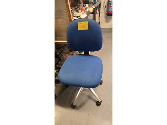 Lot 146 - nieuwe bureau stoel in blauwe stof - afbeelding 1 van  3