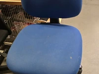 Lot 146 - nieuwe bureau stoel in blauwe stof - afbeelding 1 van  3