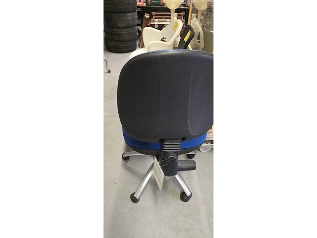 Lot 146 - nieuwe bureau stoel in blauwe stof - afbeelding 2 van  3