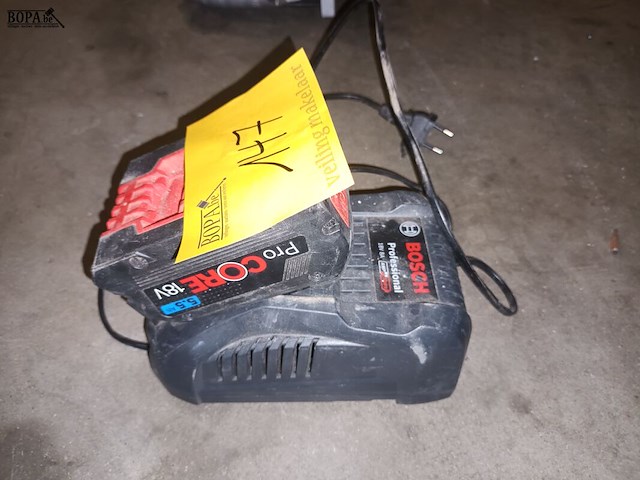 Lot 147 - lader en accu bosch - afbeelding 2 van  3