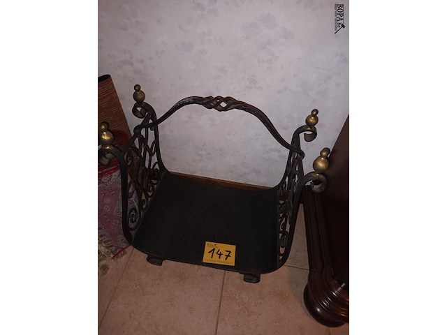 Lot 147 - smeedwerk houder voor brandhout - afbeelding 1 van  3