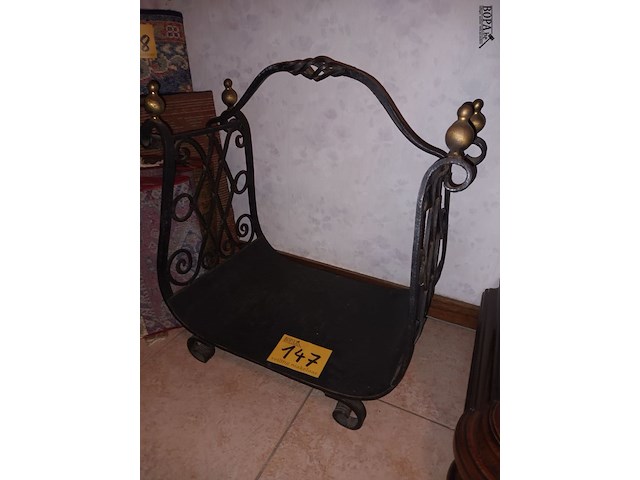 Lot 147 - smeedwerk houder voor brandhout - afbeelding 2 van  3