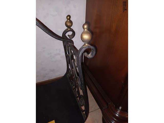 Lot 147 - smeedwerk houder voor brandhout - afbeelding 3 van  3