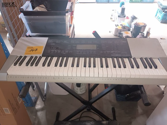 Lot 147 - synthesizer casio op statief - afbeelding 1 van  4