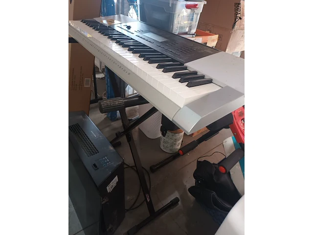 Lot 147 - synthesizer casio op statief - afbeelding 2 van  4