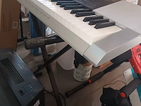 Lot 147 - synthesizer casio op statief - afbeelding 2 van  4