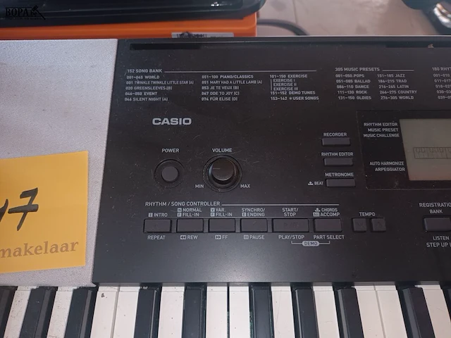 Lot 147 - synthesizer casio op statief - afbeelding 3 van  4