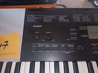 Lot 147 - synthesizer casio op statief - afbeelding 3 van  4