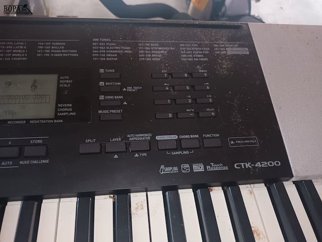 Lot 147 - synthesizer casio op statief - afbeelding 4 van  4