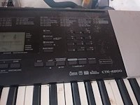 Lot 147 - synthesizer casio op statief - afbeelding 4 van  4