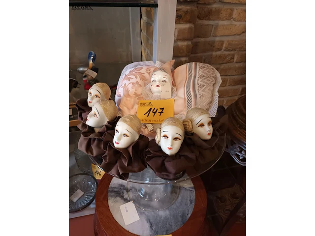 Lot 147 - taartschaal met hoofdjes - afbeelding 1 van  4