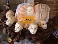 Lot 147 - taartschaal met hoofdjes - afbeelding 1 van  4