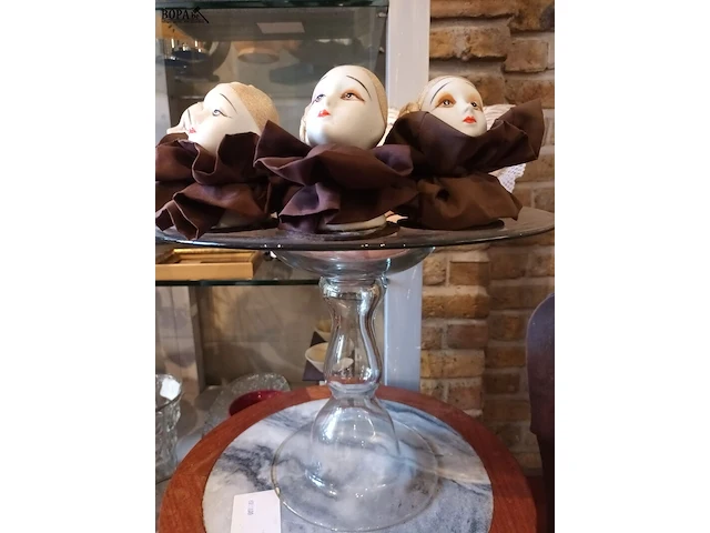 Lot 147 - taartschaal met hoofdjes - afbeelding 2 van  4