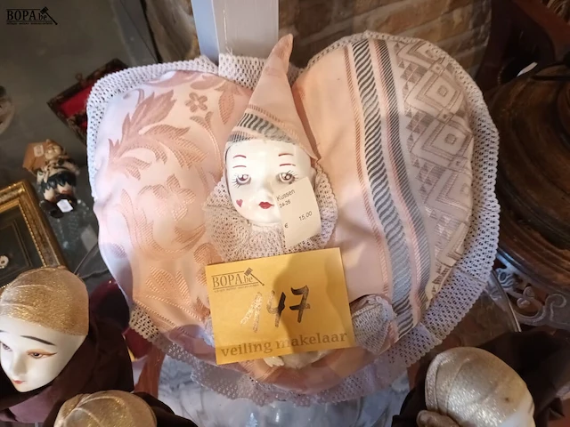 Lot 147 - taartschaal met hoofdjes - afbeelding 3 van  4