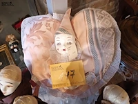 Lot 147 - taartschaal met hoofdjes - afbeelding 3 van  4