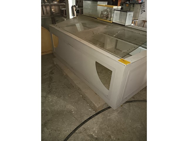 Lot 147 - toonbank met vitrine - afbeelding 1 van  3