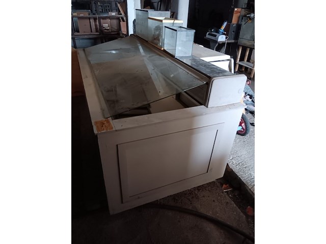 Lot 147 - toonbank met vitrine - afbeelding 2 van  3