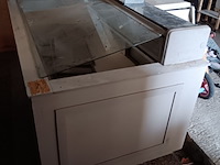 Lot 147 - toonbank met vitrine - afbeelding 2 van  3