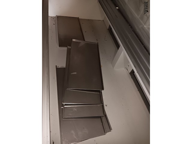 Lot 147 - toonbank met vitrine - afbeelding 3 van  3