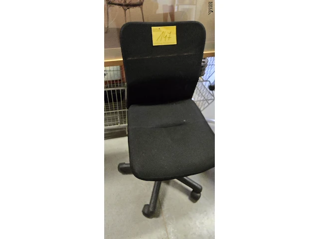 Lot 147 - zwarte bureau stoel - afbeelding 1 van  2