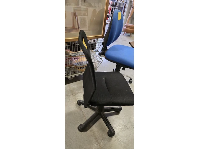Lot 147 - zwarte bureau stoel - afbeelding 2 van  2