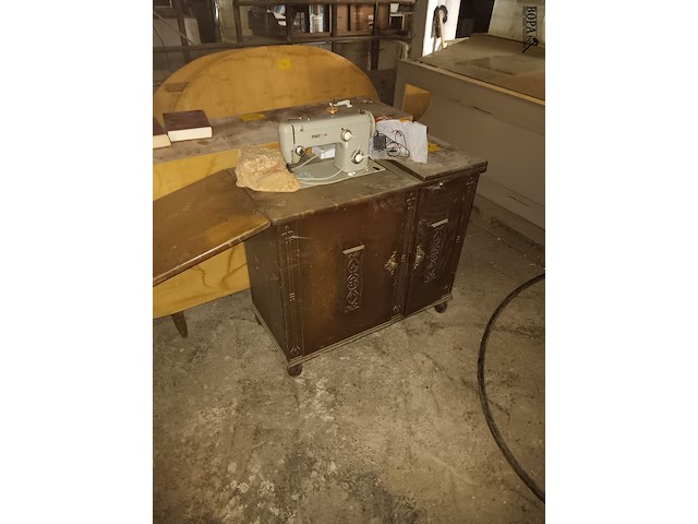 Lot 148 - kastje met naaimachine pfaff - afbeelding 1 van  3
