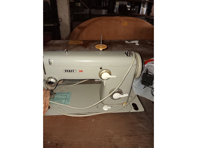 Lot 148 - kastje met naaimachine pfaff - afbeelding 2 van  3