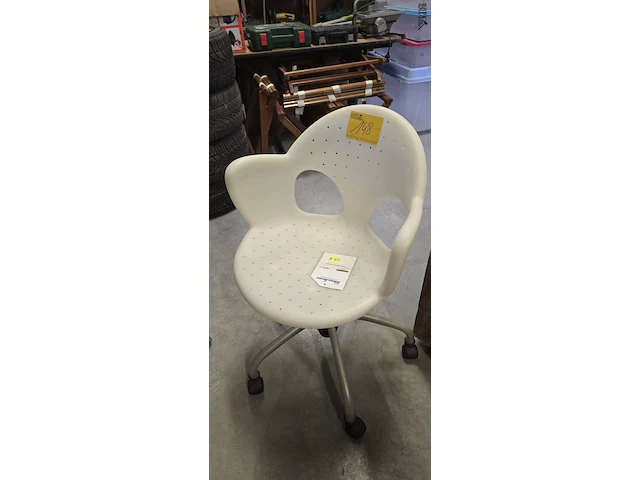 Lot 148 - nieuwe witte bureau stoel - afbeelding 1 van  3