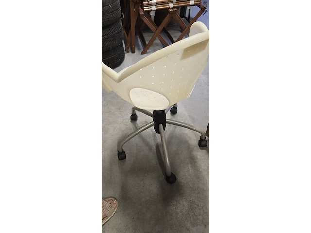 Lot 148 - nieuwe witte bureau stoel - afbeelding 3 van  3