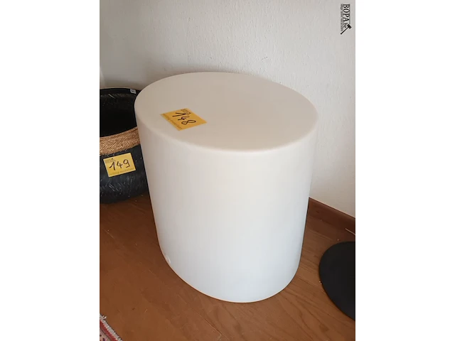 Lot 148 - pvc bijzettafel met lamp - afbeelding 2 van  3