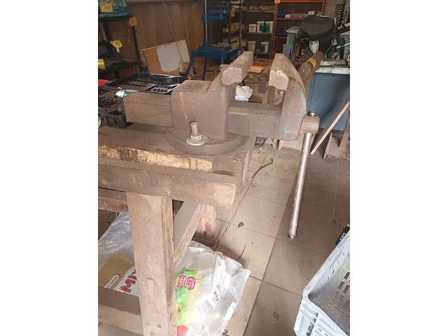 Lot 149 - houten werkbank met bankschroef - afbeelding 2 van  3