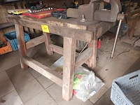Lot 149 - houten werkbank met bankschroef - afbeelding 3 van  3