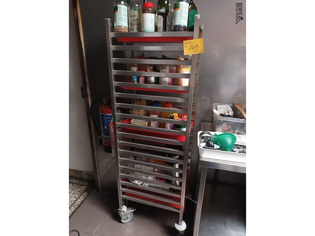 Lot 149 - regaalrek op wielen met inhoud - afbeelding 1 van  5