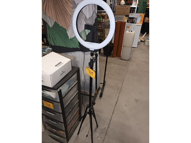 Lot 149 - selfie ringlamp op statief - afbeelding 1 van  4