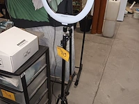Lot 149 - selfie ringlamp op statief - afbeelding 1 van  4