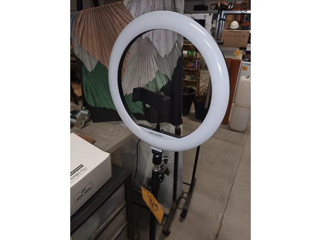 Lot 149 - selfie ringlamp op statief - afbeelding 2 van  4