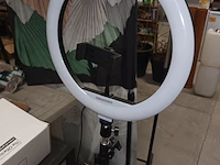 Lot 149 - selfie ringlamp op statief - afbeelding 2 van  4