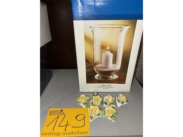 Lot 149 - windlamp en set biscuit roosjes - afbeelding 1 van  3